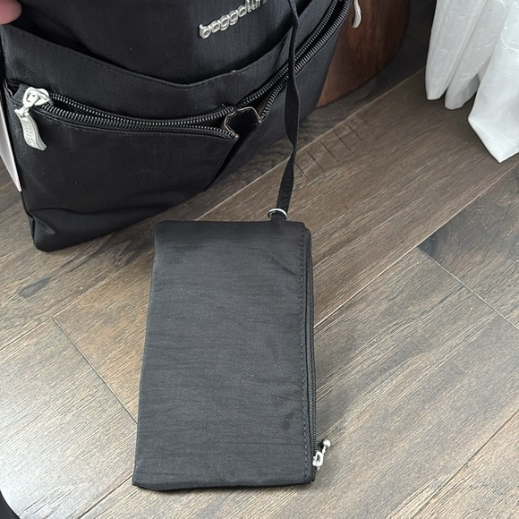 Baggallini Crossover Crossbody,RFID protection,wristlet incl.,phone/card pocket - Picture 2 of 15